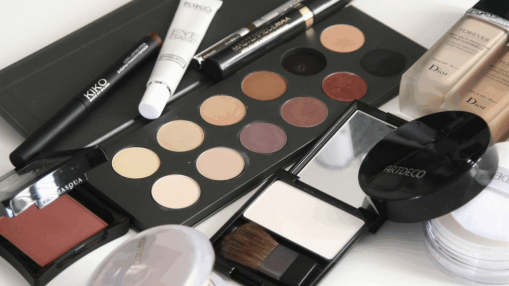 Top Makeup Kits for Women: What to Look For